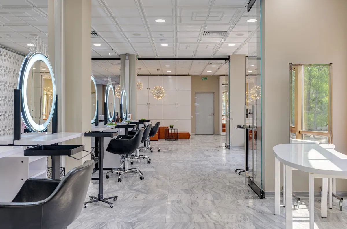 Aydınlık, mermer zeminli salon iç mekânı