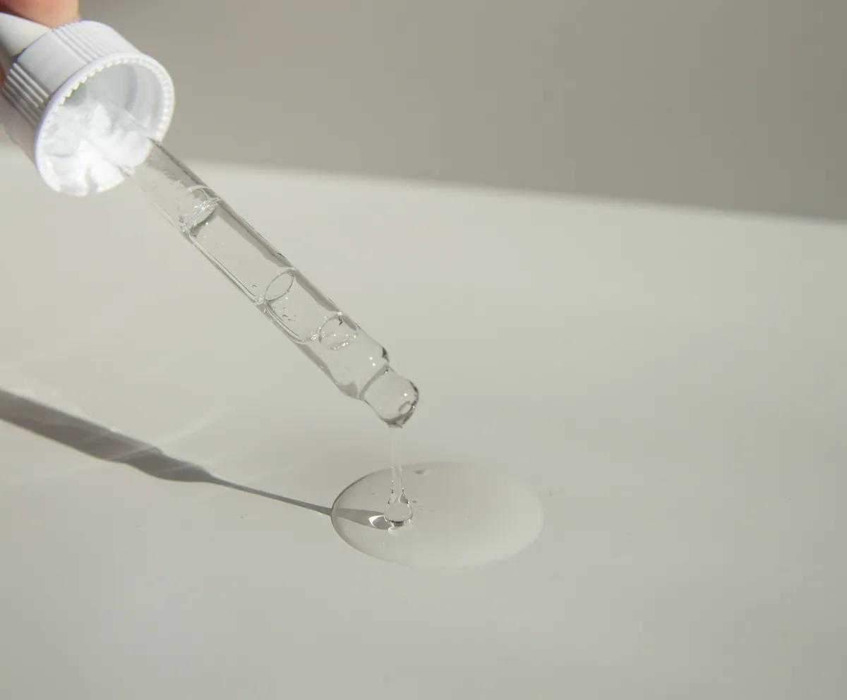Cam damlalıktan süzülen şeffaf serum dokusu